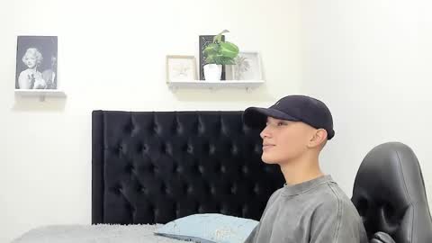 Logan Lux online show from January 11, 5:52 am