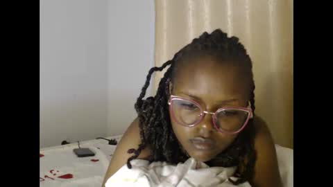 lolamia7 online show from October 8, 4:40 am