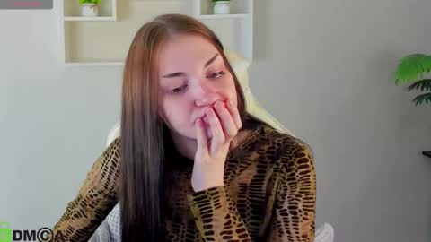 Lola online show from October 31, 9:42 am