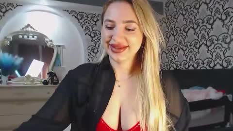 Queen LoraSinClare online show from February 17, 8:35 am