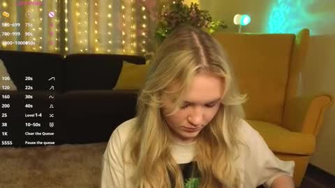 Snapshot of lorettacarnley chatting on October 25, 7:51 am Alice online show from October 25, 7:51 am