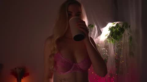 Snapshot of lorrie_love_story chatting on October 6, 8:10 am Lorrie online show from October 6, 8:10 am