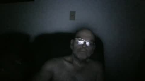 Snapshot of louism13 chatting on December 2, 4:24 am louism13 online show from December 2, 4:24 am