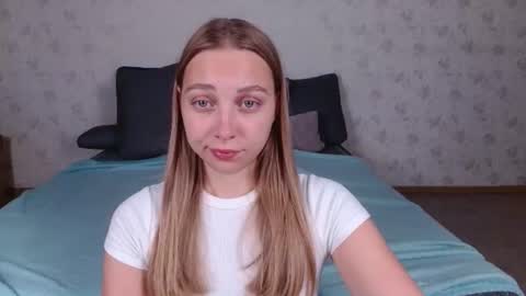 love bella  online show from August 3, 12:01 am