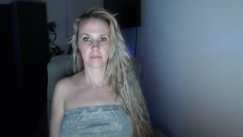 LoVe On  online show from February 5, 2:04 am