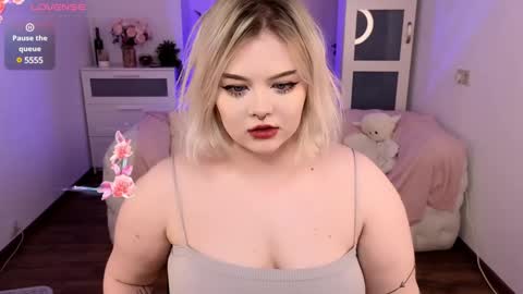 Snapshot of lovely_leilla chatting on January 23, 8:36 am lovely_leilla online show from January 23, 8:36 am