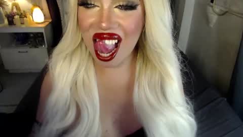 Snapshot of lovelymarie69 chatting on December 4, 6:11 pm Rebeca online show from December 4, 6:11 pm