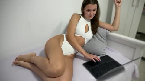 Mia online show from September 27, 7:00 pm