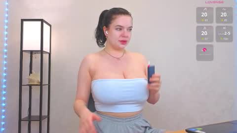 Snapshot of lovlybambi chatting on October 15, 3:35 pm Vikkkk online show from October 15, 3:35 pm