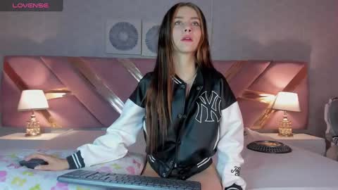 Snapshot of luanastonne chatting on October 17, 4:49 am LuanaStonne online show from October 17, 4:49 am