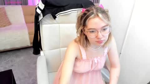 lucia_copper online show from October 4, 2:15 pm