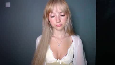 Snapshot of luciacam20 chatting on September 14, 6:37 am Lucy online show from September 14, 6:37 am