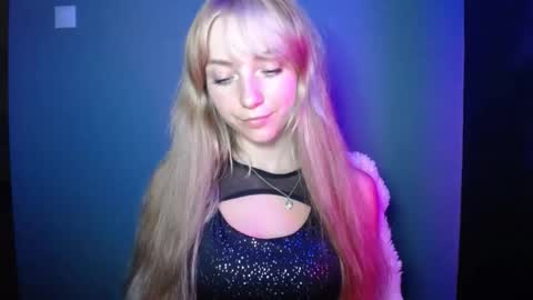 Snapshot of luciacam20 chatting on September 22, 7:40 pm Lucy online show from September 22, 7:40 pm