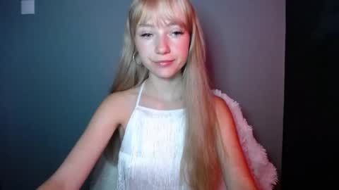 Snapshot of luciacam20 chatting on September 12, 6:26 am Lucy online show from September 12, 6:26 am