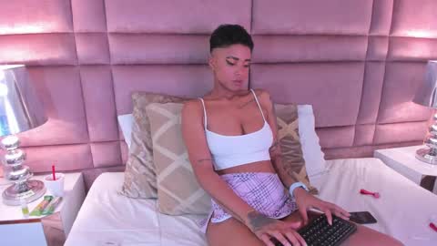  lucia wallace  online show from February 18, 12:37 am