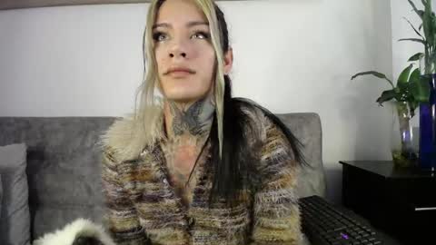 luciiana online show from April 24, 12:51 pm