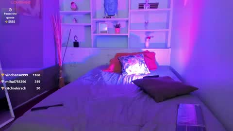 Snapshot of lucy_williiams chatting on February 18, 8:25 pm Lucy  online show from February 18, 8:25 pm