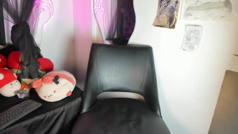 lucyjade2 online show from May 4, 2:18 am