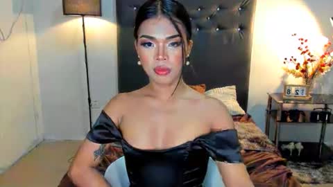 lucyvane online show from May 28, 2:42 am