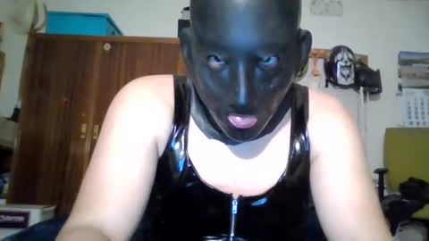Snapshot of luis2423 chatting on October 12, 1:09 am A slave to the mistress.. un esclavo para las amas dominantes. online show from October 12, 1:09 am