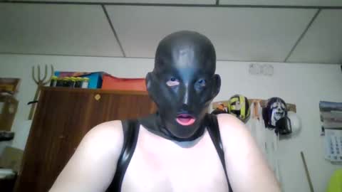 Snapshot of luis2423 chatting on March 10, 7:50 pm A slave to the mistress.. un esclavo para las amas dominantes. online show from March 10, 7:50 pm