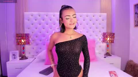Snapshot of luisajonnes_ chatting on October 20, 3:06 pm Luisa online show from October 20, 3:06 pm