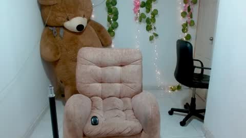 luna_bella882689 online show from May 26, 7:09 pm