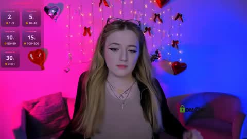 luna_berryy online show from April 3, 7:21 pm