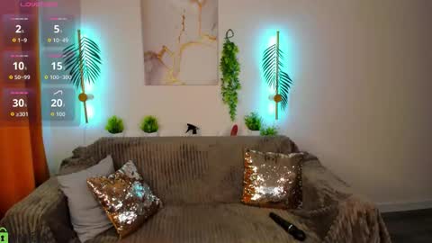 luna_lew1s online show from November 11, 9:22 am