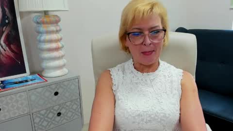 L u n a online show from May 27, 6:54 am