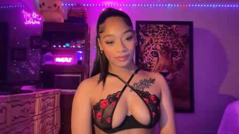 lunaa_11 online show from May 9, 5:46 am