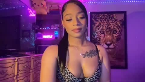 lunaa_11 online show from May 22, 5:47 am