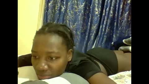 lunah_kitty online show from May 28, 4:10 am