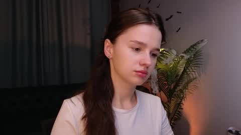 lunaolivia_ online show from October 31, 12:49 pm