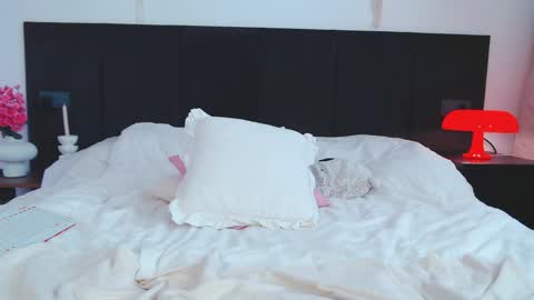 LunaticaBae online show from April 11, 7:45 am