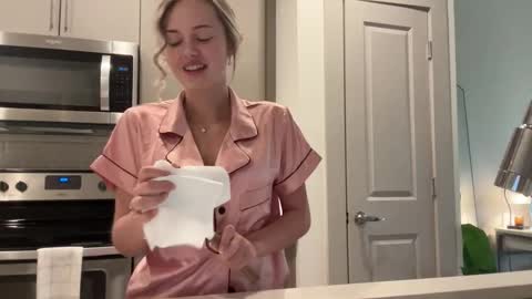 Aimee online show from January 8, 5:30 pm