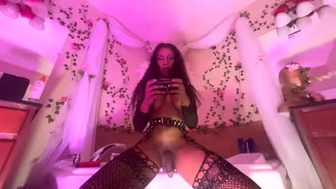 luvvlee online show from October 20, 11:48 am