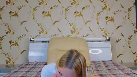 Snapshot of lynettedendy chatting on October 17, 4:44 pm Hello there Im Eva3 Im new model here online show from October 17, 4:44 pm