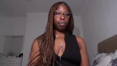 Snapshot of madamindigo chatting on February 17, 7:01 pm YourMadamIndigo online show from February 17, 7:01 pm