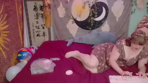 Snapshot of maddy_cat chatting on October 25, 4:18 pm Maddy Cat online show from October 25, 4:18 pm