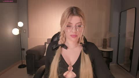 Madison Kane online show from April 15, 11:35 am