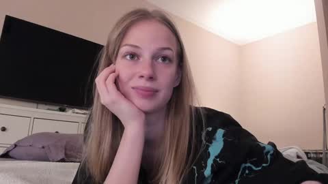 Alice  online show from December 5, 2:06 pm