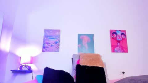 mai  online show from December 1, 7:01 pm