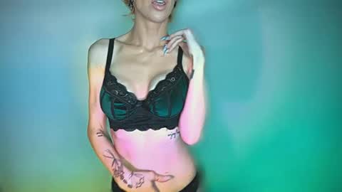 Snapshot of makemebeautiful chatting on February 18, 6:58 pm  April Dayze  makemebeautiful online show from February 18, 6:58 pm