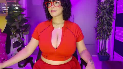 Snapshot of malaikabrown chatting on October 22, 1:24 pm online show from October 22, 1:24 pm