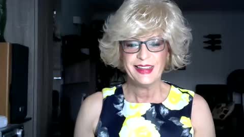 Snapshot of mandy_eyecandy chatting on October 20, 9:47 am Mandy EyeCandy online show from October 20, 9:47 am