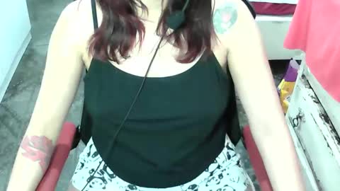 Manu Escarlate online show from April 28, 2:27 am