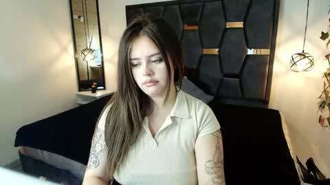 M A R I A N A online show from February 19, 10:09 pm