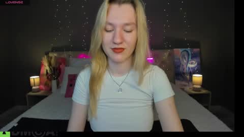 Snapshot of mariel_brown chatting on October 23, 9:44 am mariel_brown online show from October 23, 9:44 am