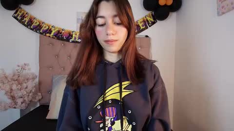 Snapshot of marinette_lux chatting on October 23, 1:12 pm marinette online show from October 23, 1:12 pm
